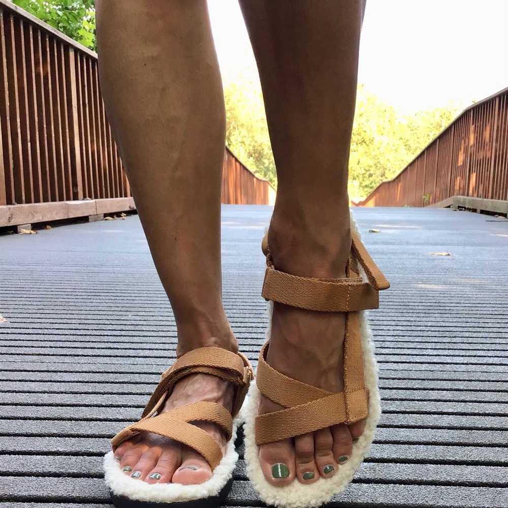 Everlane Tan and White Sandals with Adjustable Straps